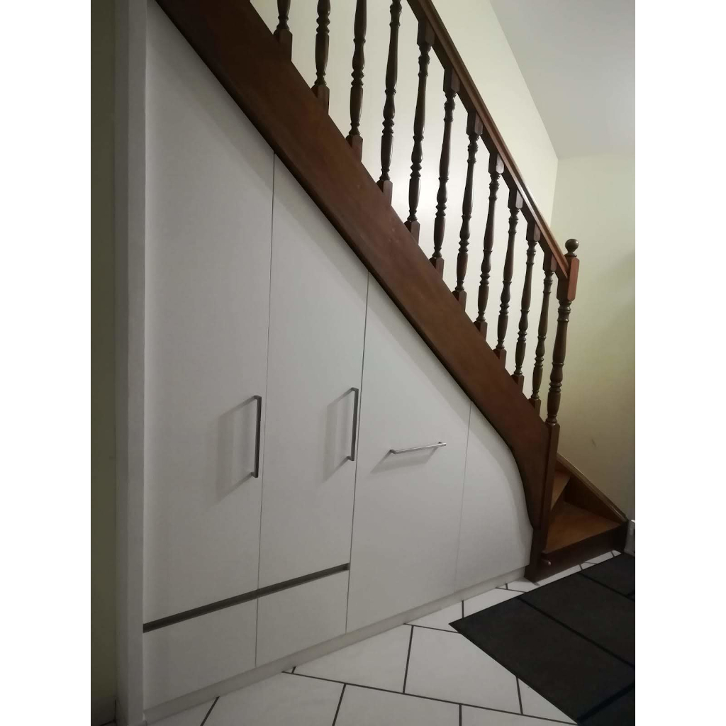 Aménagement placard sous escalier